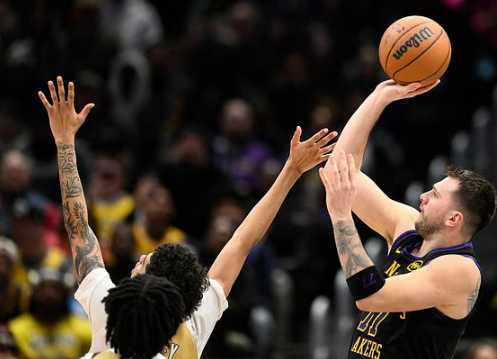NBA直播赛后情书:东契奇和詹姆斯领衔,湖人全场投篮命中率61%,142比111大胜奇才